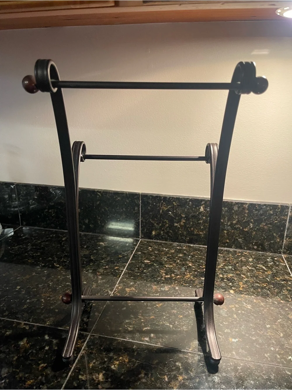 Two-tier towel stand